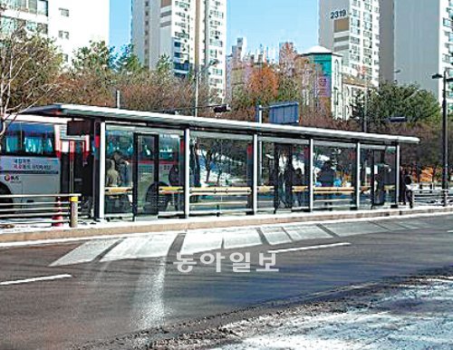 경기도는 버스 환승거점 정류장 16곳에 시범적으로 대형 셸터를 설치했다. 사진은 고양시 행신초교 앞. 경기도 제공