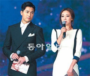 ‘드민’ 드레스를 입은 최지우(오른쪽). CJ오쇼핑 제공