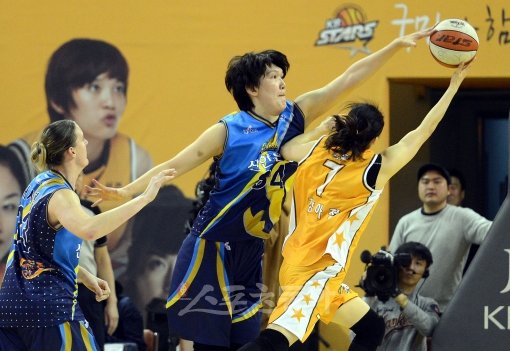 신한은행 하은주(왼쪽)가 4일 청주체육관에서 열린 KB국민은행전에서 강아정의 골밑슛을 막아내고 있다. 청주｜김종원 기자 won@donga.com 트위터@beanjjun