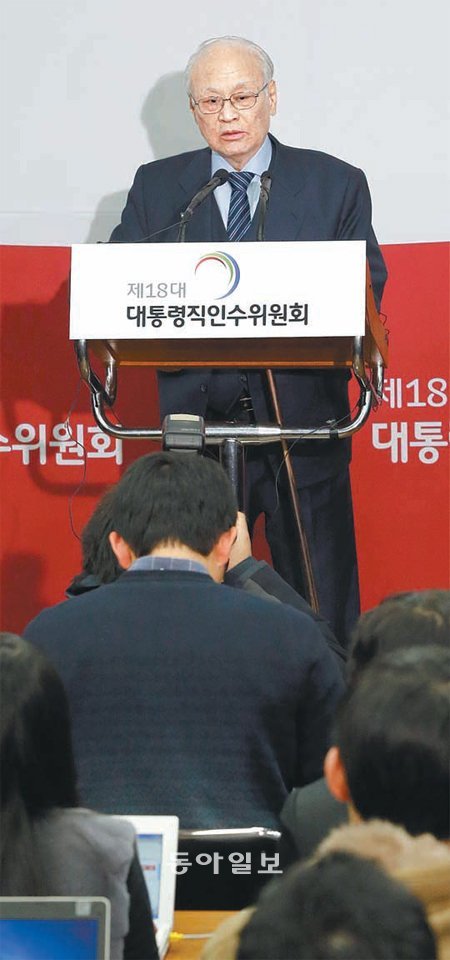 김용준 대통령직인수위원장이 4일 오후 서울 종로구 삼청동 한국금융연수원에 마련된 인수위 브리핑룸에서 인수위원 명단을 발표하고 있다. 원대연 기자 yeon72@donga.com