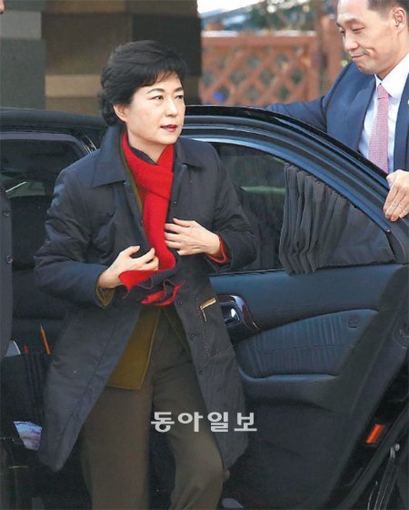 朴당선인 집무실 첫 출근 박근혜 대통령 당선인이 4일 오후 일본 아베 신조 총리 특사단을 접견하기 위해 당선인 집무실로 들어가고 있다. 이날 접견은 서울 종로구 통의동 금융감독원 연수원에 마련된 당선인 집무실에서의 첫 번째 공식 일정이다. 국회 사진공동취재단