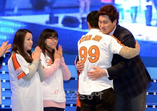 류현진이 5일 대전 한밭체육관에서 열린 환송식에서 작별인사의 의미로 팬클럽 회원들과 포옹하고 있다. 류현진은 환송식을 마친 뒤 
2013년 메이저리그 성공 데뷔를 위한 청사진을 공개했다. 대전｜김종원 기자 won@donga.com 트위터@beanjjun