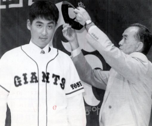 조성민은 신일고 시절부터 초고교급 투수로 각광을 받은 뒤 고려대 졸업 후 일본 최고 명문구단인 요리우리 자이언츠에 입단했다. 요리우리 입단식에서 유니폼을 입은 앳된 얼굴의 조성민. 스포츠동아DB