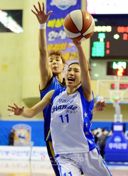 우리은행 임영희(오른쪽)가 6일 춘천호반체육관에서 열린 신한은행과의 경기에서 김단비의 수비를 따돌리고 레이업슛을 시도하고 있다. 춘천｜김민성 기자 marineboy@donga.com 트위터@bluemarine007