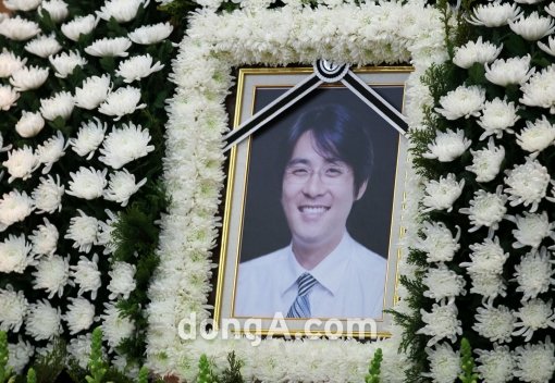 고(故) 최진실씨의 전 남편인 전직 프로야구 선수 조성민이 6일 오전 서울 강남구 도곡동 한 아파트에서 숨진 가운데 오후 서울 성북구 고려대 안암병원 장례식장에 빈소가 마련돼 있다. 동아닷컴 국경원 기자 onecut@donga.com