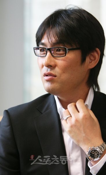 전직 프로야구선수 출신 조성민이 6일 서울 도곡동 한 아파트에서 싸늘한 주검으로 발견됐다. 경찰은 스스로 목숨을 끊은 것으로 추정하고, 정확한 사인을 밝히기 위해 7일 부검을 실시할 계획이다. 스포츠동아DB