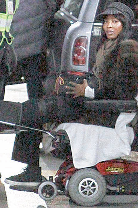 나오미 캠벨이 지난해 12월 23일 미국 뉴욕에서 전동 휠체어를 타고 거리에 나섰다. 사진 출처 더 선
