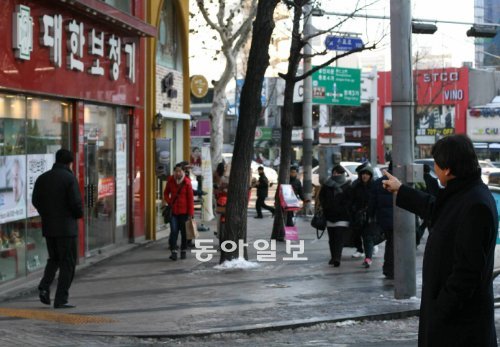 권영민 단국대 석좌교수(오른쪽)가 3일 찾아간 서울 종로구 종로3가 마리서사가 있던 자리는 보청기 가게로 바뀌었다. 이곳이 60여 년 전에는 문인들의 사랑방 역할을 했다는 것을 아는 이는 드물다. 황인찬 기자 hic@donga.com