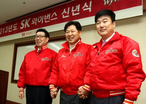 SK 신영철 사장(맨왼쪽). 사진제공｜SK 와이번스