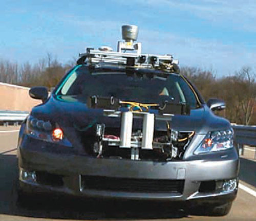도요타가 최근 홈페이지를 통해 공개한 무인자동차. 운전자 없이 운행할 수 있도록 다른 차의 움직임과 차선, 교통신호 등 외부 환경을 감지하는 레이더와 카메라가 장착되어 있다. 도요타 홈페이지
