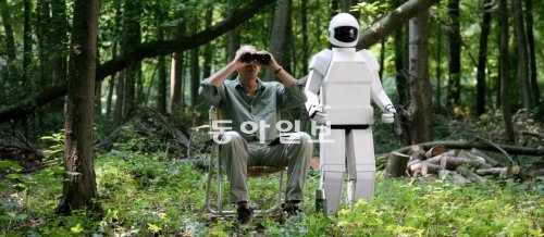 로봇에 대한 발칙한 상상력이 돋보이는 영화 ‘로봇 앤 프랭크’. 호호호비치 제공