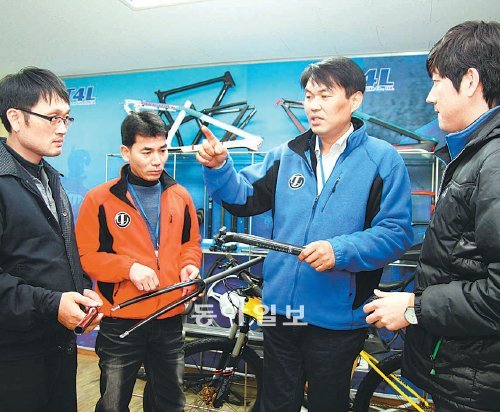 4일 티포엘 기술연구소 회의실에서 천진성 대표(오른쪽에서 두 번째)가 직원들과 함께 슈퍼섬유 자전거 디자인과 부품에 대한 의견을 나누고 있다. 장영훈 기자 jang@donga.com