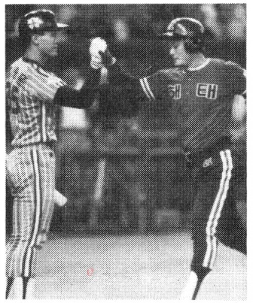 31991년 벌어진 제1회 한·일슈퍼게임. 1차전에서 해태 김성한(오른쪽)이 이라부(작고)를 상대로 홈런을 뽑아낸 뒤 빙그레 
장종훈의 환영을 받고 있다. 스포츠동아 DB