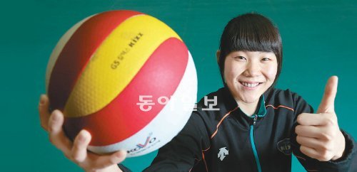 프로배구 여자부 GS칼텍스 이소영은 올 시즌 신인왕 후보 0순위다. 그의 활약 덕분에 팀은 외국인 선수 베띠의 부상 공백에도 2위 자리를 지키고 있다. 경기 용인시 강남대 목양관에서 만난 ‘배구 바보’ 이소영이 배구공을 든 채 환하게 웃고 있다. 용인=홍진환 기자 jean@donga.com