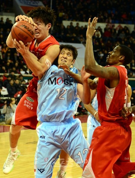 치열한 1·2위 맞대결의 축소판. 모비스 함지훈(가운데)이 9일 잠실학생체육관에서 열린 SK와 원정경기에서 최부경(왼쪽), 애런 
헤인즈와 리바운드를 다투고 있다. 잠실｜김민성 기자 marineboy@donga.com 트위터 @bluemarine007