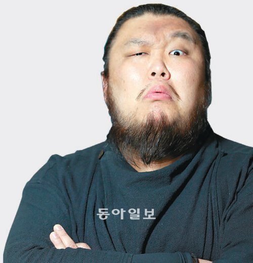 뮤지컬 ‘완득이’에서 독특한 포스의 외모에 속사포 랩과 힙합 춤을 추는 신(神)으로 활약하는 이정수. 신원건 기자 laputa@donga.com