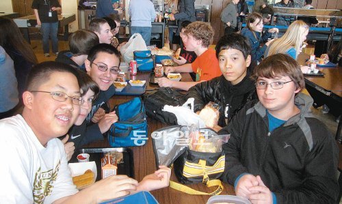 지난해 1월 미국 오리건 주로 어학연수를 간 전남지역 중학생들이 위드포드중학교 식당에서 미국 학생들과 즐거운 시간을 보내고 있다. 전남도 제공