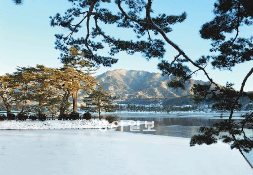 삼한시대에 조성된 것으로 알려진 국내 최고 수리 시설 가운데 하나인 충북 제천 의림지의 겨울 풍경. 사계절 가운데 겨울 의림지를 최고로 꼽고 있다. 제천시 제공