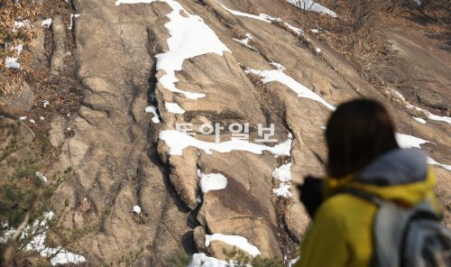 8일 오전 한 등산객이 경기 구리시 아차산 큰 바위 얼굴 앞에 섰다. 바위가 소원을 이뤄줄 거라고는 믿지 않지만, 그래도 다들 영험하다고 하는 데는 이유가 있을 터다. 밑져도 본전 아니던가, 기도에 돈이 드는 것도 아니니까. 구리=신원건 기자 laputa@donga.com