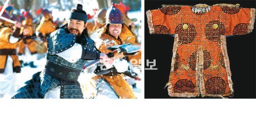 TV 역사 드라마에서 흔히 볼 수 있는 전투 장면(왼쪽). 철갑옷을 입은 장교들은 고증이 충실한 편이지만 병졸들의 지갑(紙甲)은 미처 재현해내지 못하고 있다. 오른쪽 사진은 일본 도쿄국립박물관에 있는 조선왕실 용봉문 갑옷의 모습. 동아일보DB