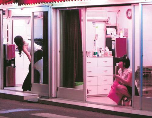 지난해 9월 20일 서울 영등포구에 위치한 성매매업소에서 성매매 여성들이 손님을 기다리고 있는 모습. 동아일보DB