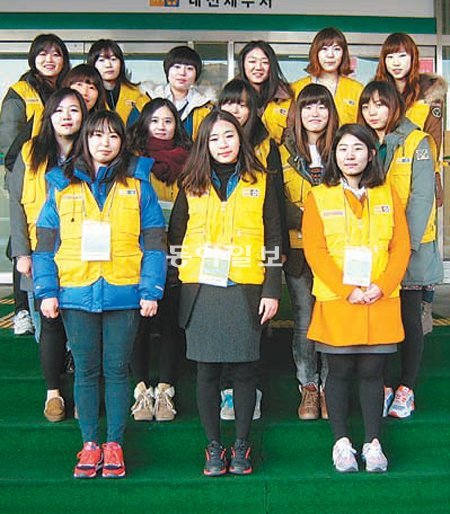 대전 중구 선화동 대전세무서에서 ‘2012 하반기 부가가치세 확정 신고 대학생 봉사단’에 참여하고 있는 대전대 여학생들. 대전대 제공