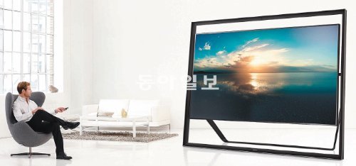 삼성전자가 14일부터 예약판매하는 85인치 초고해상도(UHD) TV. 선명한 화질 외에 초대형 화면이 마치 프레임 속에 떠 있는 듯한 차별화된 디자인이 특징이다. 삼성전자 제공