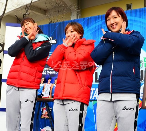 GS칼텍스 한송이와 이나연, 현대건설 황연주(왼쪽부터)가 ‘귀요미송’ 댄스를 선보이며 깜찍한 표정을 짓고 있다. 박화용 기자 inphoto@donga.com 트위터 @seven7sola