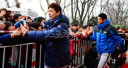 대한항공 한선수와 LIG 김요한(왼쪽부터)이 기다리고 있던 팬들과 손을 마주치며 경기장으로 들어서고 있다. 박화용 기자 inphoto@donga.com 트위터 @seven7sola