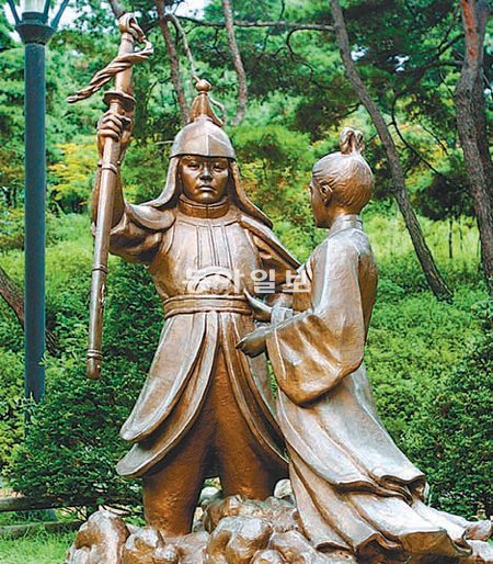 서울 광진구 아차산생태공원에 자리 잡은 온달과 평강 공주의 동상. 광진구 제공