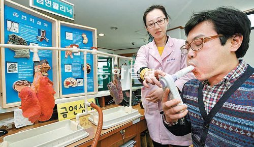 ‘기자님! 담배 끊으세요!’ 서울 종로보건소 금연클리닉에서 하루 담배 한 갑을 피우는 기자가 숨을 내쉬며 일산화탄소를 측정하고 있다. 이훈구 기자 ufo@donga.com