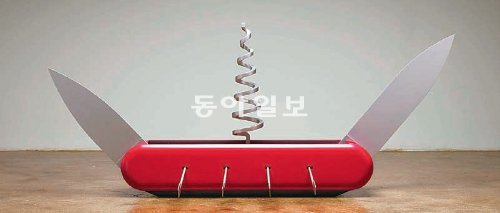 스위스 칼을 모티브로 삼은 클래스 올덴버그의 ‘Knife ship’. PKM트리니티갤러리 제공