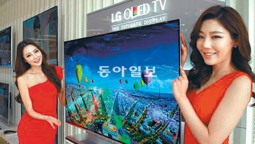 LG전자가 세계 최초로 양산에 성공해 2일부터 시판하는 55인치 유기발광다이오드(OLED) TV. 정확한 색상과 잔상 없는 깨끗한 화질을 제공하며 스마트폰보다 얇은 4mm 두께에 무게도 10kg에 불과하다. LG전자 제공