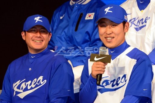 15일 오후 서울 르네상스호텔에서 열린 '제 3회 월드베이스볼클래식(WBC) 출정식 및 유니폼 발표회'에 참석한 WBC 대표팀 투수 윤석민이 소감을 밝히고 있다. 서울｜김민성 기자 marineboy@donga.com 트위터 @bluemarine007