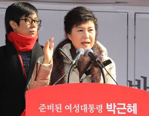 박근혜 대통령 당선인이 후보시절인 지난해 12월 6일 지지 호소 연설을 하고 있다. 옆에 조카인 가수 은지원씨가 자리를 함께 했다. 김동주 기자 zoo@donga.com