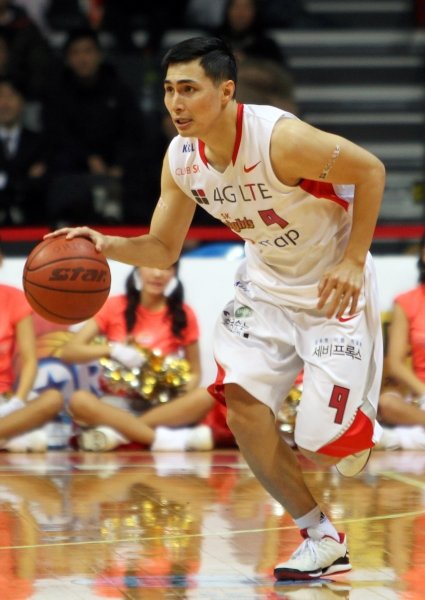 프로농구 역대 최다경기 출장 기록 보유자인 SK 주희정은 최초의 800경기 출장을 눈앞에 두고 있다. 사진은 속공을 펼치고 있는 주희정의 모습. 사진제공｜KBL