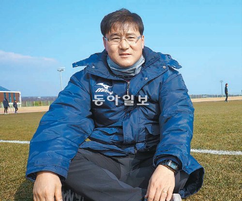 프로축구 2부 리그에서의 돌풍을 꿈꾸고 있는 곽경근 부천 FC 감독. 기존 선수들을
대거 물갈이한 그는 3년 뒤 1부 리그 진입을 목표로 하고 있다. 제주=김동욱 기자 creating@donga.com