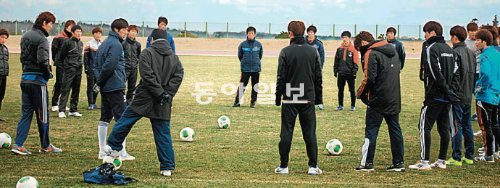 제주도에서 전지훈련을 하고 있는 부천 FC 선수들. 강한 바닷바람 속에서 서로를 격려하며 승리에 대한 의지를 키우고 있다. 부천 FC 제공