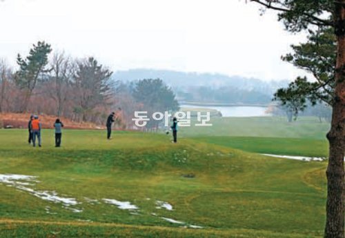 제주 한라산 골프장이 겨울 특수를 누리지 못하자 할인행사를 여는 등 자구책 마련에 고심하고 있다. 임재영 기자 jy788@donga.com