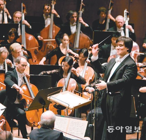 미국 뉴욕 필하모닉 오케스트라를 지휘하는 앨런 길버트. 금호아시아나문화재단 제공