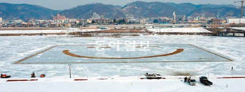 경북 안동의 조소작가 권오준 씨가 반변천 얼음 위에 자갈 150t으로 만든 웃음 작품. 안동시 제공