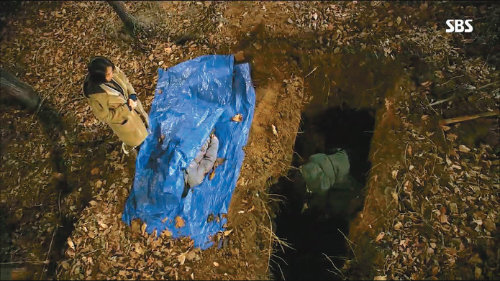 SBS 심의팀으로부터 19금 판정을 받은드라마 ‘야왕’ 2회의 암매장 장면. SBS 화면 캡처