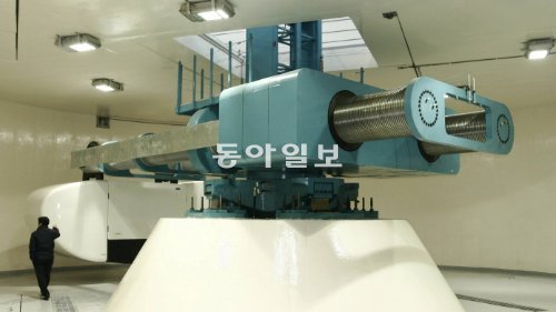 수자원공사가 대전 ‘K-water연구원’에 설치한 대형 ‘원심모형시험기’. 가로, 세로, 높이 각각 2m의 실험공간에 최대 150배의 인공중력을 만들 수 있다. 대전=전승민 동아사이언스 기자 enhanced@donga.com