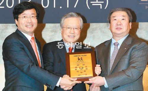 구본능 한국야구위원회(KBO) 사무총장(오른쪽)이 17일 서울 중구 소공동 롯데호텔에서 정기총회가 끝난 뒤 이석채 KT 회장(가운데)과 염태영 수원시장에게 KBO 가입 인증패를 전달하고 있다. KBO는 이날 KT를 경기 수원을 연고로 하는 프로야구 10구단 창단 기업으로 최종 승인했다. 변영욱 기자 cut@donga.com