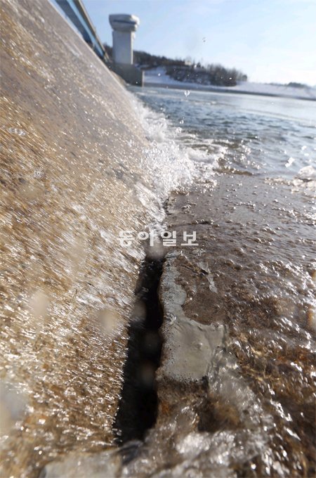 움푹 파인 상주보 18일 경북 상주시 도남동 상주보에서는 보 위로 넘친 물이 하류로 흐르지 못하고 균열이 생긴 콘크리트 블록 사이로 흘러들어 가고 있다. 흙과 모래도 쓸려가면서 콘크리트 블록이 침하되고 있는 상황이다. 감사원은 전날 4대강 사업 감사 결과를 발표했다. 상주=김재명 기자 base@donga.com