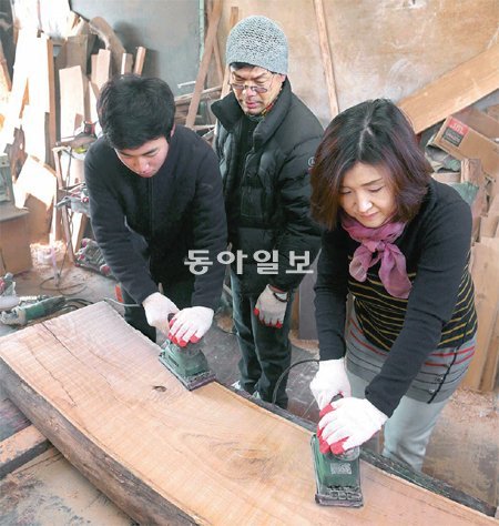 나무의 겉 표면을 매끄럽게 하는 샌딩작업. 황씨 모자는 긴 시간이 걸리는 샌딩작업을 하며많은 대화를 나눴다. 변영욱기자 cut@donga.com