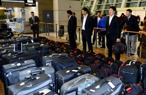 20일 오전 인천공항에서 전지훈련을 위해 사인판으로 출국 하는 LG 선수단이 짐을 붙이고 있다. 사진제공｜스포츠코리아