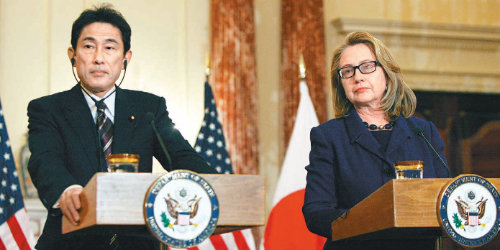 힐러리 클린턴 미국 국무장관(오른쪽)이 18일 워싱턴에서 기시다 후미오 일본 외무상과 만나 회담한 직후 기자회견을 하고 있다. 워싱턴=신화통신 연합뉴스