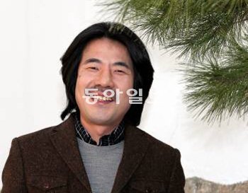 오달수는 자신이 관객을 끄는 이유에 대해 “동정과 연민을 느끼게 하기 때문”이라고 평가했다. 하지만 연극이야말로 그를 ‘명품 조연’으로 만든 힘이다. 김경제 기자 kjk5873@donga.com