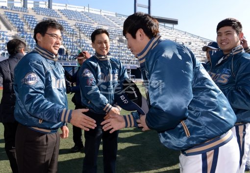 메이저리그 팜 디렉터에 스카우트 디렉터를 더한 육성이사. 한국프로야구에서 처음 시도되는 새로운 역할이다. 박종훈 NC 
육성이사(왼쪽 끝)가 선수들과 악수하며 활짝 웃고 있다. 창원｜김종원 기자 won@donga.com 트위터 @beanjjun